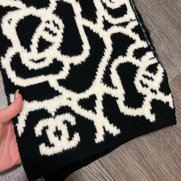 Chanel Beanie and scarf - Picture 7 of 9